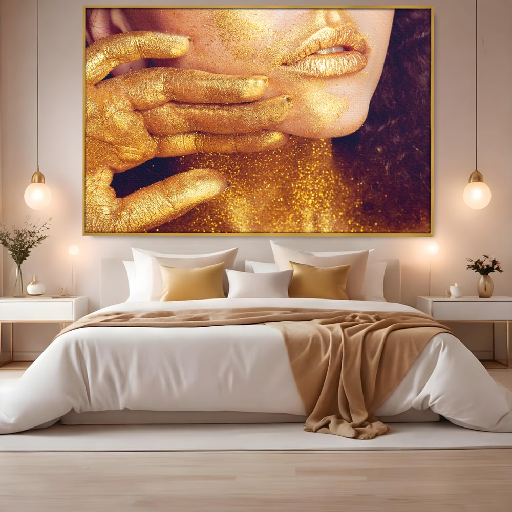 Tablou canvas cu tablou canvas cu portret feminin auriu, in rama de aluminiu auriu, pe perete intr-un dormitor